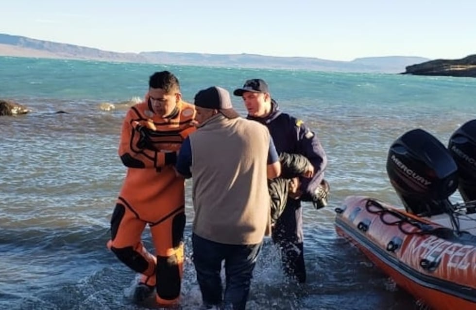 Prefectura Naval Argentina logró salvar a dos hombres luego que se les diera vuelta el kayak