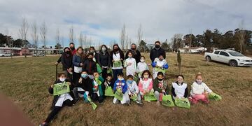 Niños de la Escuela Nº 17 de Orense plantaron pinos