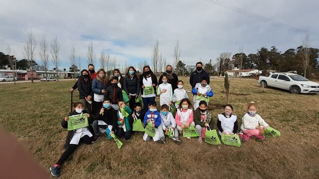 Niños de la Escuela Nº 17 de Orense plantaron pinos