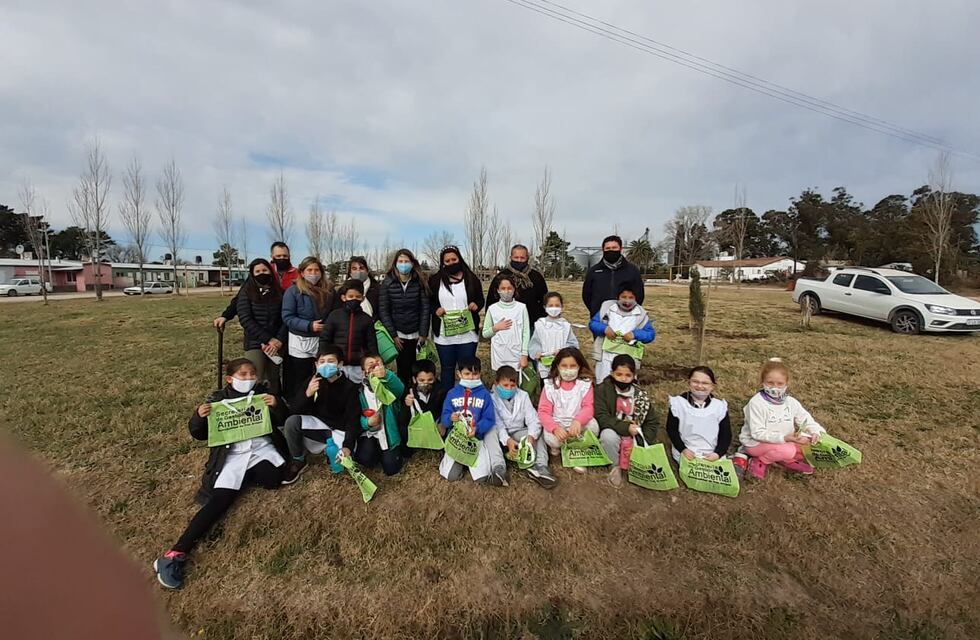 Niños de la Escuela Nº 17 de Orense plantaron pinos