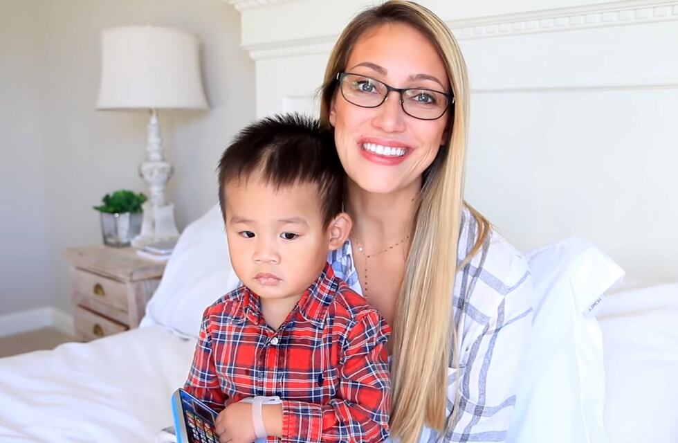 Una youtuber decidió “devolver” a su hijo adoptivo con autismo y fue repudiada