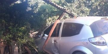 San Javier: chocó su automóvil contra una vivienda y se escapó de la escena.