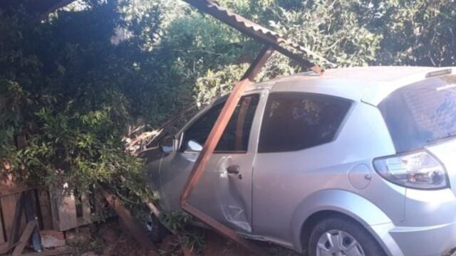 San Javier: chocó su automóvil contra una vivienda y se escapó de la escena.