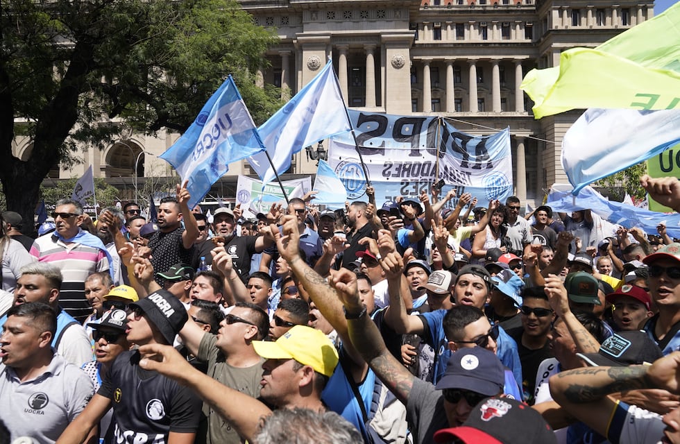 Masiva marcha de la CGT a Tribunales en rechazo al DNU del presidente Milei