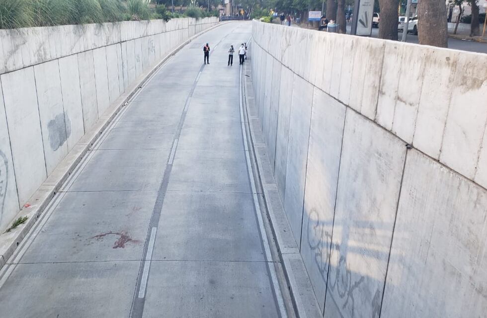 Madrugada trágica en Córdoba: un adolescente cayó del túnel de Chacabuco y está en grave estado