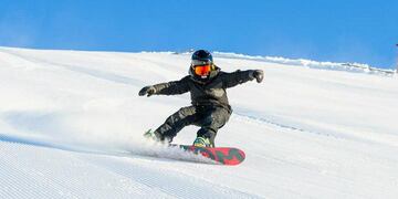 Un chubutense hizo snowboard sobre la ruta y grabó la secuencia.