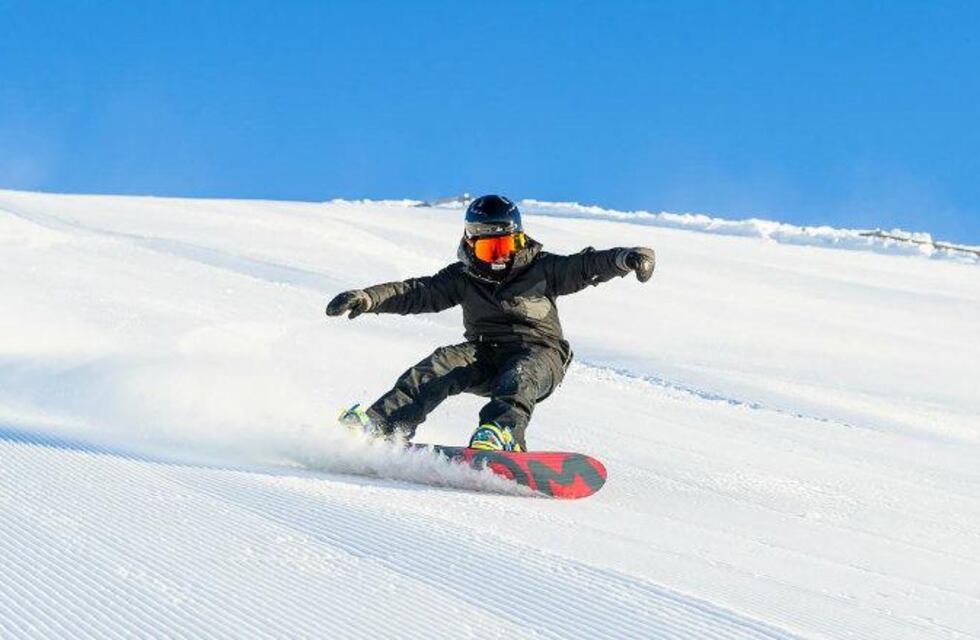 Insólito video: agarrado de una camioneta, un joven hizo snowboard en Pampa del Castillo