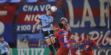 El goleador Pablo Vegetti no falla y Belgrano gana en Santiago otro partido chivo (Prensa Belgrano).