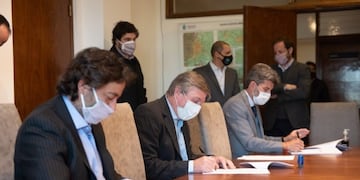 La firma del acuerdo conciliatorio entre la Municipalidad de la Ciudad de Mendoza, el asesor Ricardo Canet, Fernando Simón de la Fiscalia de Estado y representantes de la Sociedad San Vicente de Paul.