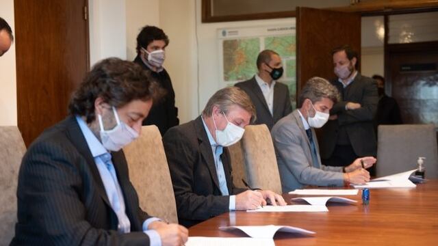 La firma del acuerdo conciliatorio entre la Municipalidad de la Ciudad de Mendoza, el asesor Ricardo Canet, Fernando Simón de la Fiscalia de Estado y representantes de la Sociedad San Vicente de Paul.