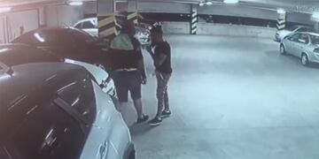 Imagen de la cámara de seguridad del estacionamiento donde encontraron el auto del homicidio, en Flores. Se visualizan dos hombres.