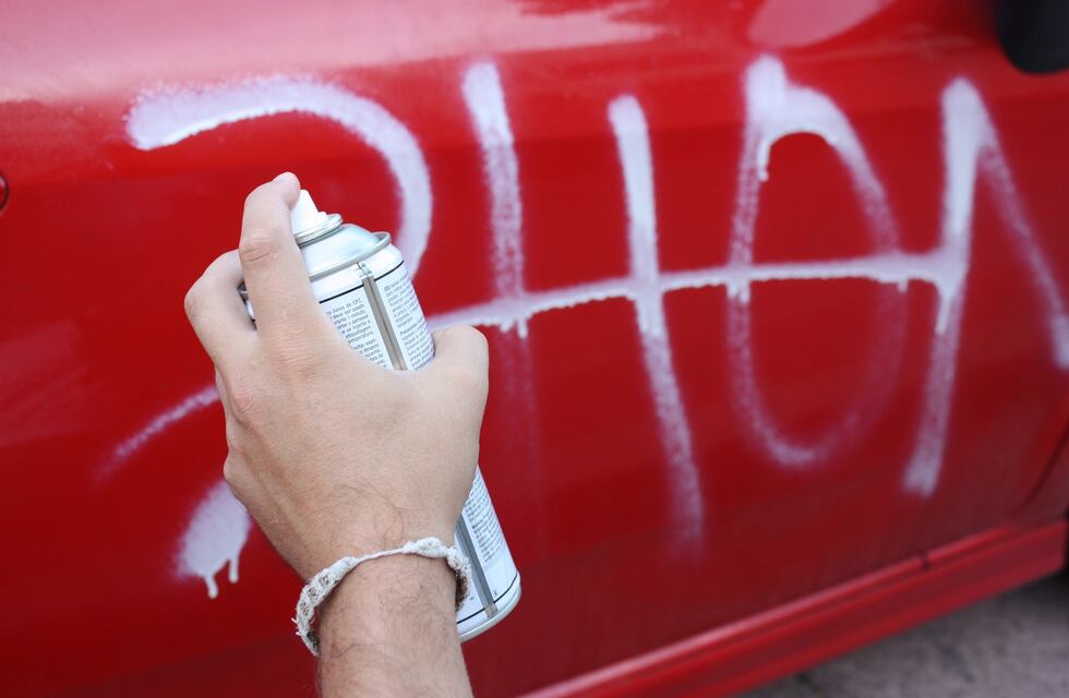 A días de San Valentín, los neuquinos no perdonan nada: le pintó el auto a su ex tras una infidelidad
