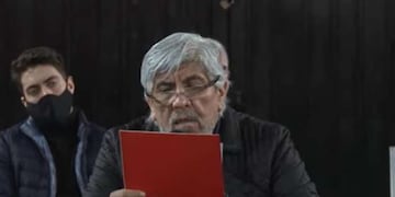 Hugo Moyano, a los insultos en la asamblea de Independiente.