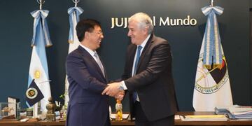 El gobernador Gerardo Morales recibió al CEO de la empresa china Gotion High Tech, Li Zhen. La firma fabricará en Jujuy celdas de litio para exportación.