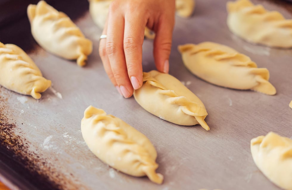 Cómo preparar las clásicas empanadas de jamón y queso y olvidarse del delivery
