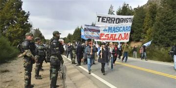 Vecinos de Villa Mascardi marcharon contra las usurpaciones mapuches.