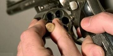 Demoran a dos personas por presunta participación en juego de ruleta rusa que terminó con la vida de un joven en Puerto Iguazú. Imagen ilustrativa.