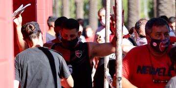 Los socios fueron al Estadio Marcelo Bielsa bajo un protocolo sanitario por la pandemia de coronavirus. (@newells)