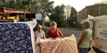 Hicieron entrega de colchones a una familia en situación de vulnerabilidad.