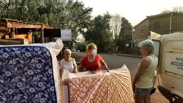 Hicieron entrega de colchones a una familia en situación de vulnerabilidad.