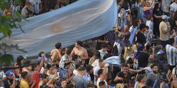 Hinchas de la selección Argentina festejando en el Kilómetro 0 el pase de la selección Argentina a semifinales  en el Mundial Qatar 2022
Foto: José Gutierrez / Los Andes