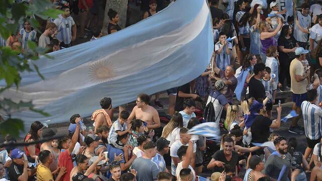 Hinchas de la selección Argentina festejando en el Kilómetro 0 el pase de la selección Argentina a semifinales  en el Mundial Qatar 2022
Foto: José Gutierrez / Los Andes