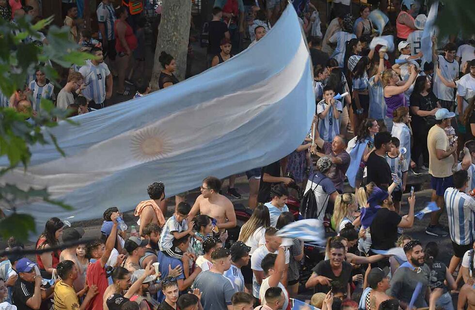 Argentina clasificó a semifinal en Qatar 2022 y Mendoza explotó con un multitudinario festejo