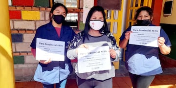 Trabajadoras del municipio capitalino exhiben los panfletos distribuidos por el sindicato convocando al paro por 48 horas en Jujuy.
