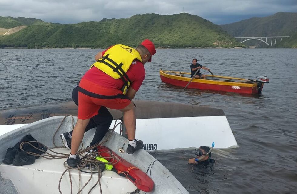 Rescate en el Lago San Roque: dos hombres quedaron atrapados tras volcar el bote en el que navegaban