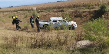 La camioneta siniestrada, y los bomberos de Río Tercero trabajando. (Foto Diario Río Tercero)