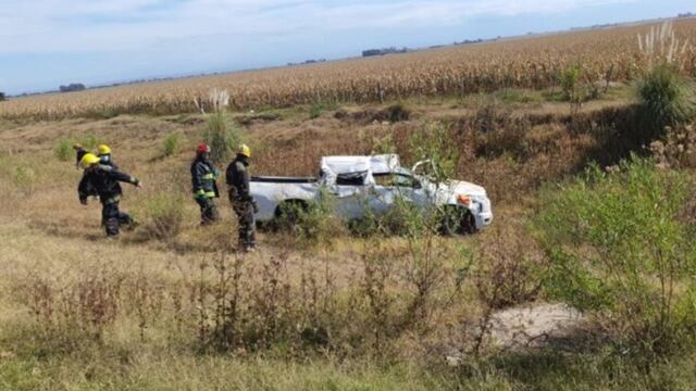 La camioneta siniestrada, y los bomberos de Río Tercero trabajando. (Foto Diario Río Tercero)