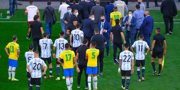 El plantel argentino se retira del campo de juego, tras la insólita decisión de la Agencia Nacional de Vigilancia Sanitaria. (Fotobaires)