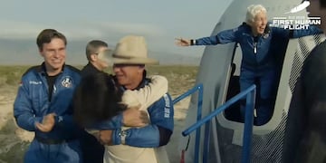 Jeff Bezos, fundador de Amazon, viajó al espacio en el New Shepard y regresó a la Tierra sin problemas.