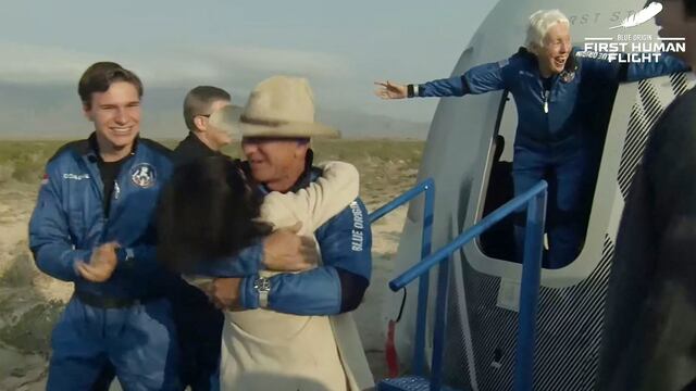 Jeff Bezos, fundador de Amazon, viajó al espacio en el New Shepard y regresó a la Tierra sin problemas.