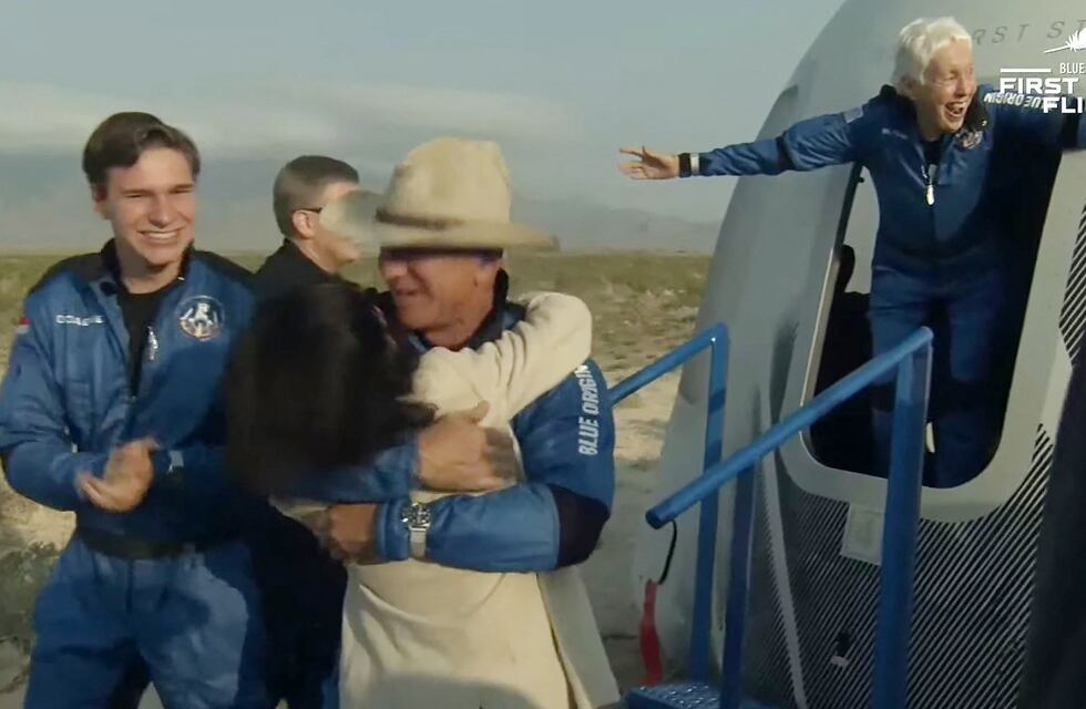 Histórico: Jeff Bezos regresó a la Tierra tras el primer viaje turístico al espacio