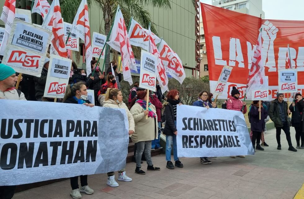 Crimen de Jonatan Romo: marcharon a la Jefatura de Policía para exigir justicia
