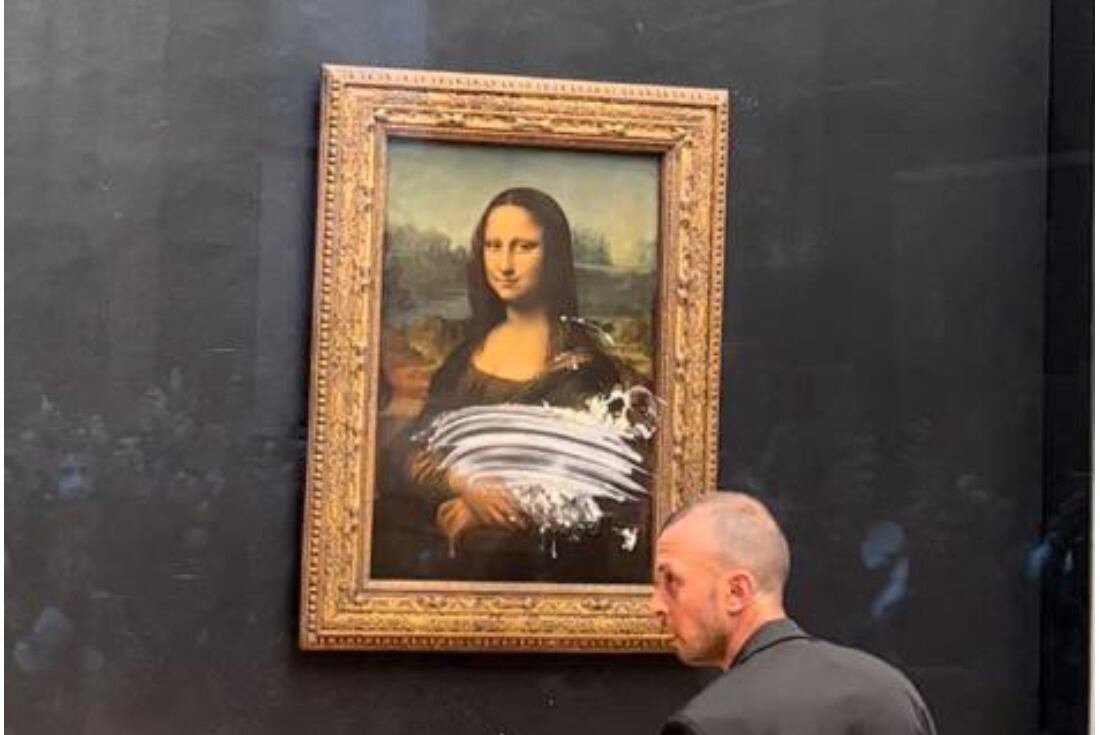 Gioconda. Atacaron la obra de Leonardo y le tiraron con torta. (Foto / Twitter)