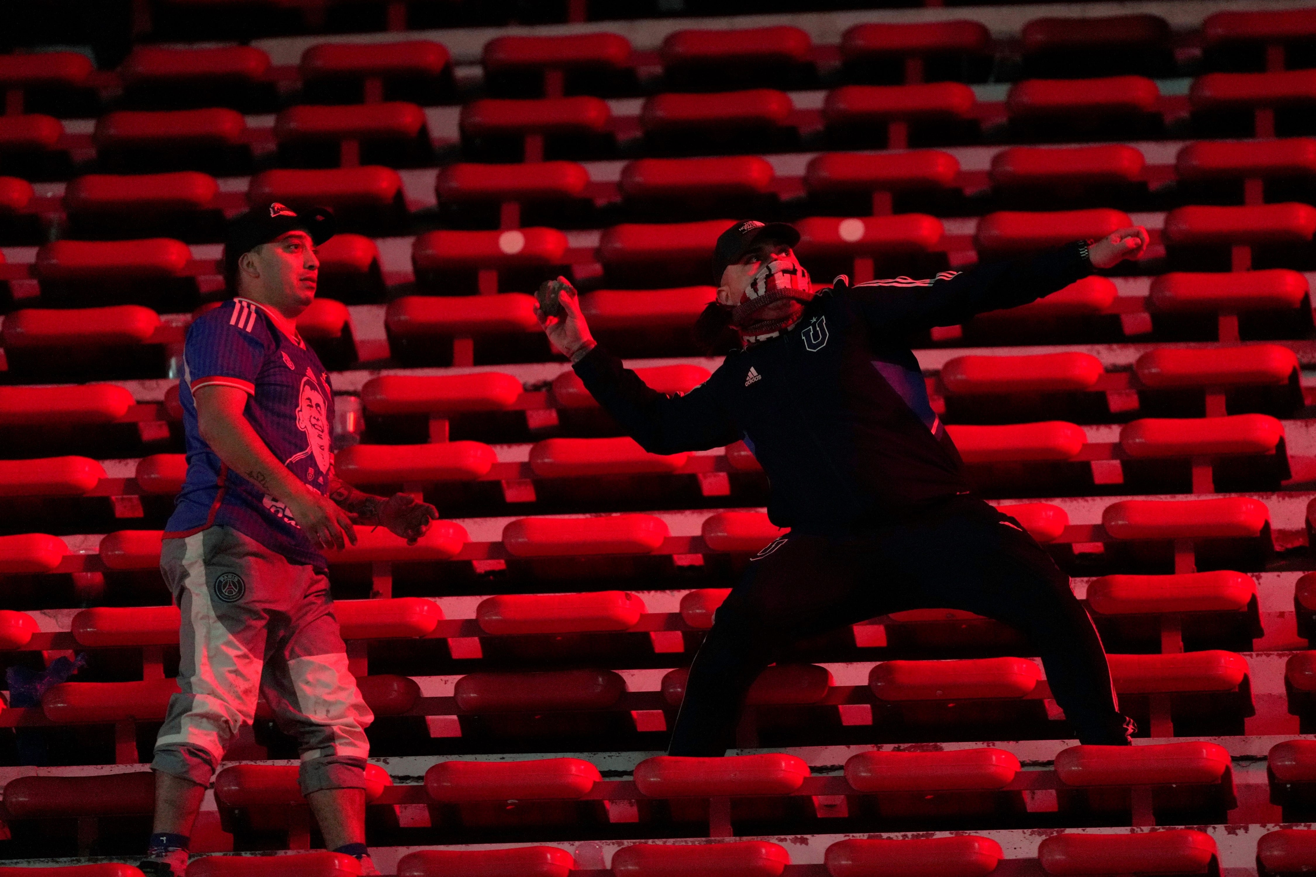 Avellaneda. Gravísimos incidentes en el partido entre Independiente y la Universidad de Chile. (AP)