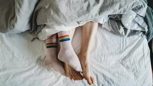 Un estudio reveló si es mejor dormir con o sin medias.
