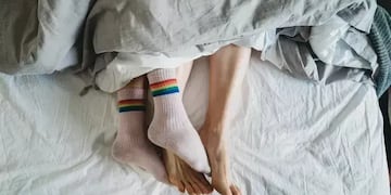 Un estudio reveló si es mejor dormir con o sin medias.