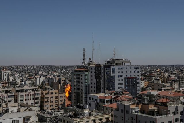 Israel bombardeó un edificio donde funcionaban oficinas periodísticas en Gaza