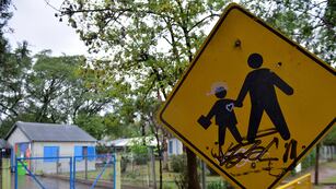 Denuncian un caso de violencia alrededor de una escuela secundaria de Córdoba.