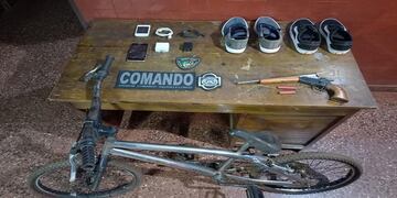 Recuperaron varios objetos de un malezal en Aristóbulo del Valle.