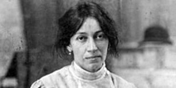 Lola Mora en 1903, con su ropa de trabajo.
