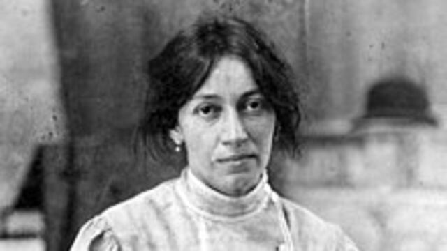 Lola Mora en 1903, con su ropa de trabajo.