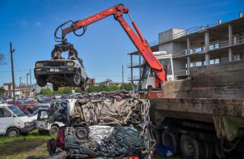 Compactan cerca de 600 autos y 1500 motos secuestradas en playones municipales