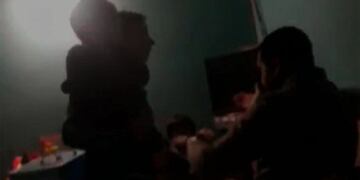 Golpeó brutalmente a su hijo de 5 años mientras lo ayudaba a hacer la tarea.