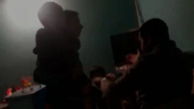 Golpeó brutalmente a su hijo de 5 años mientras lo ayudaba a hacer la tarea.
