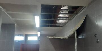 Se derrumbó parte del techo del baño de varones de una escuela de Neuquén y suspendieron el inicio de clases.