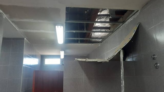 Se derrumbó parte del techo del baño de varones de una escuela de Neuquén y suspendieron el inicio de clases.